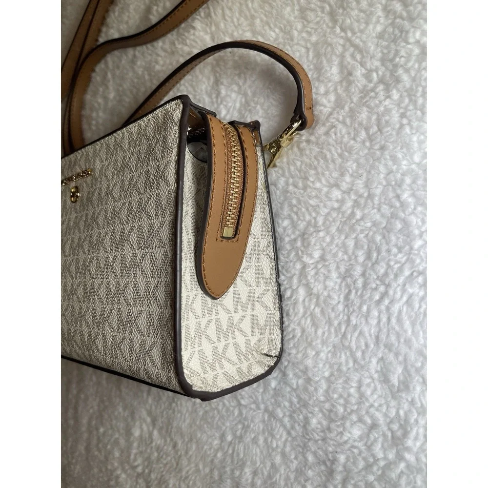 Michael Kors Valerie Medium Logo Crossbody‎ Acorn Vanilla